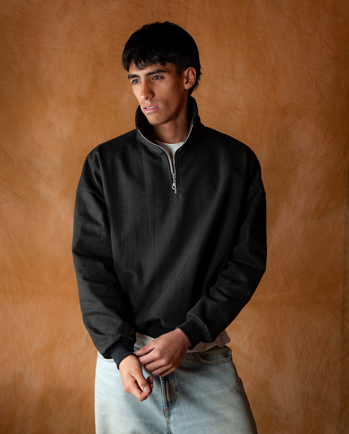 BOXY QUARTER ZIP - NEGRO VINTAGE