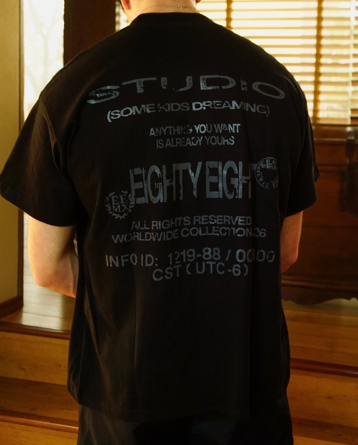 STUDIO TEE - NEGRO