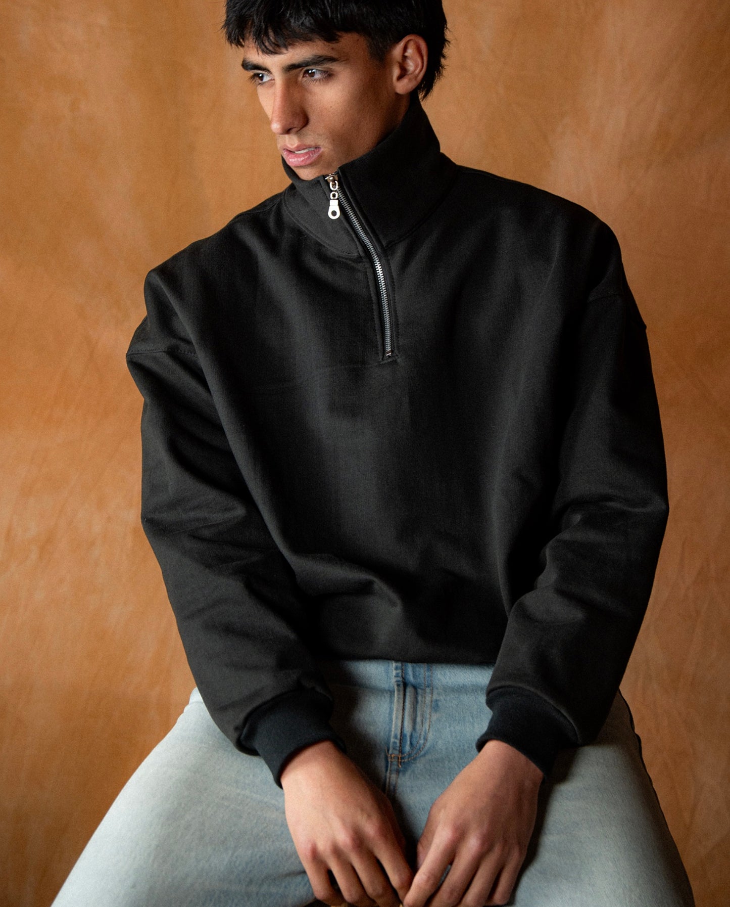 BOXY QUARTER ZIP - NEGRO VINTAGE
