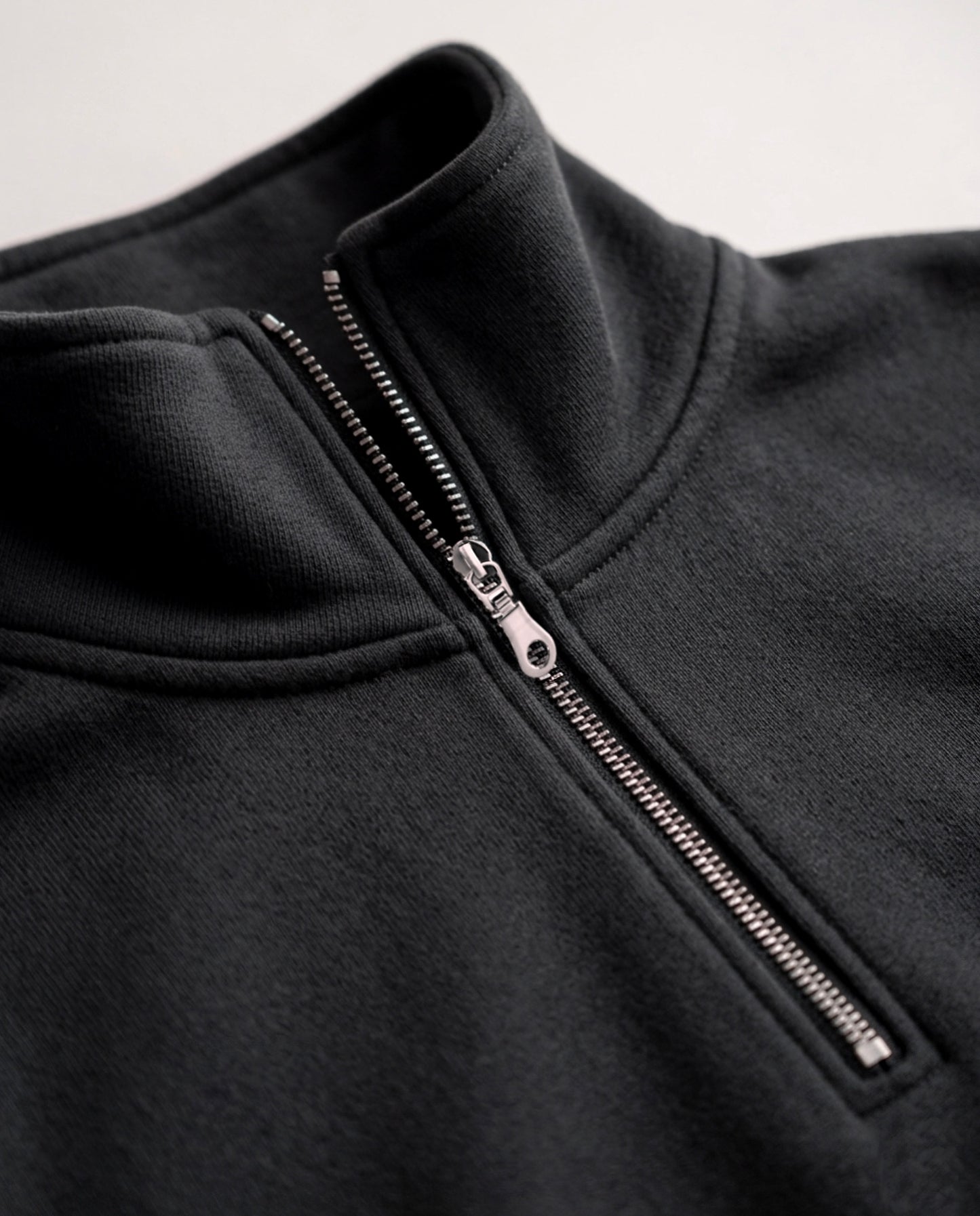 BOXY QUARTER ZIP - NEGRO VINTAGE